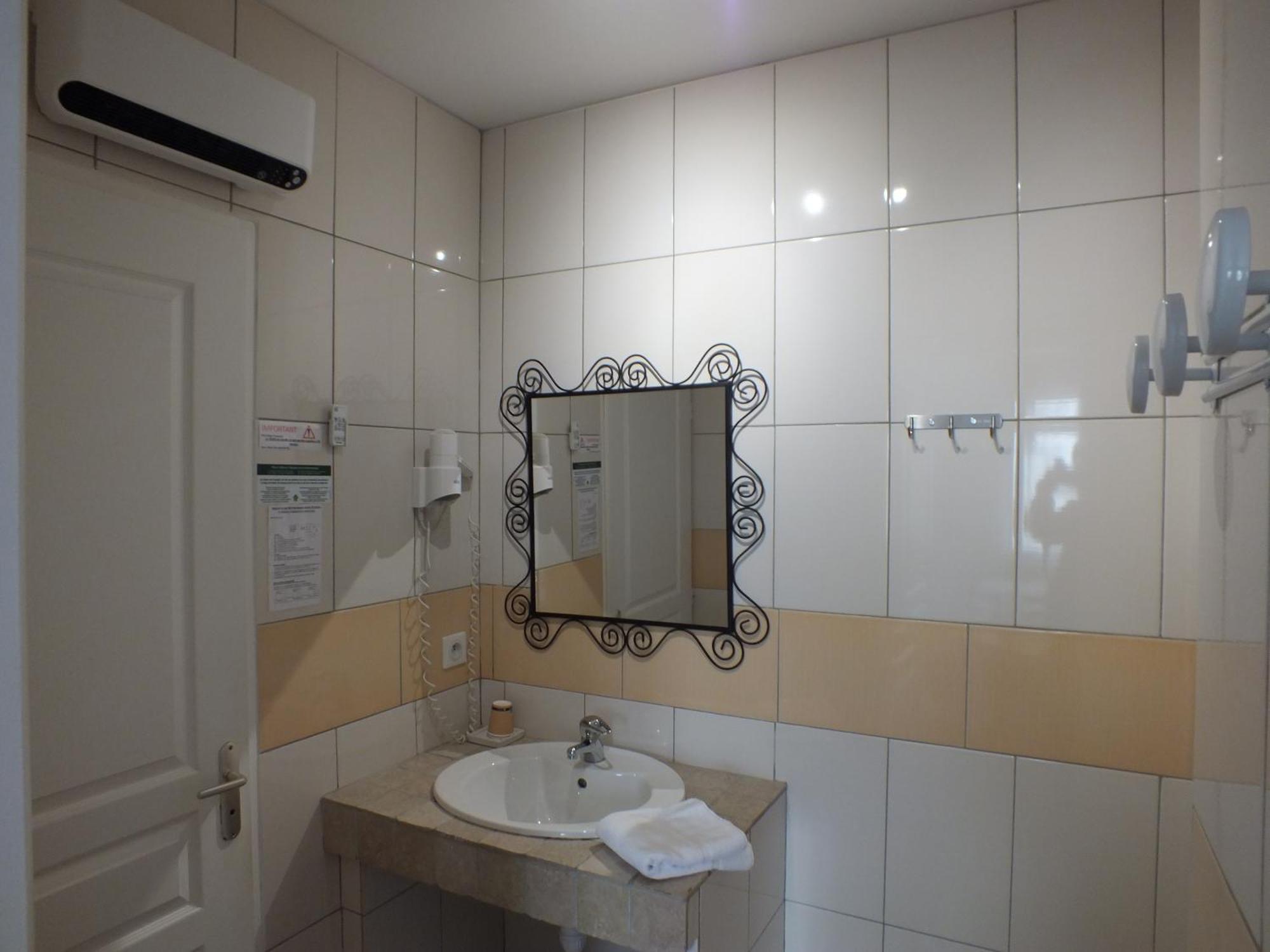 Logis Hotel Restaurant Le Clos Saint Loup Bram Екстер'єр фото
